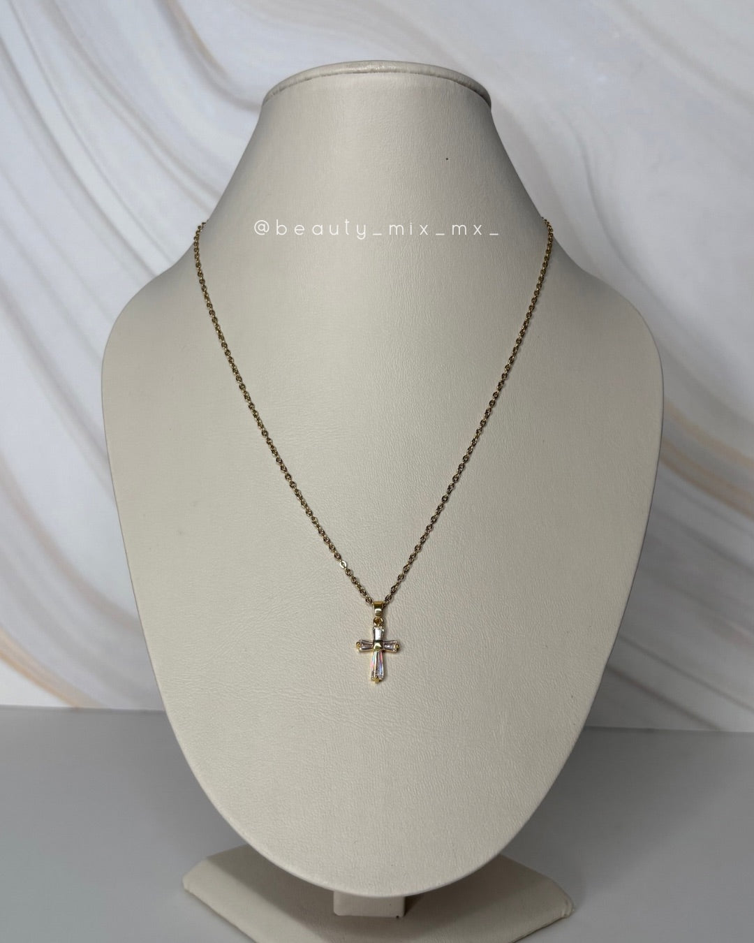 Collar 29 Dorado con dije zirconias