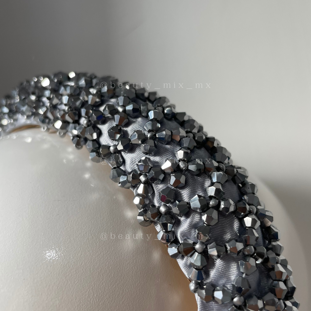 Diadema plateada piedras