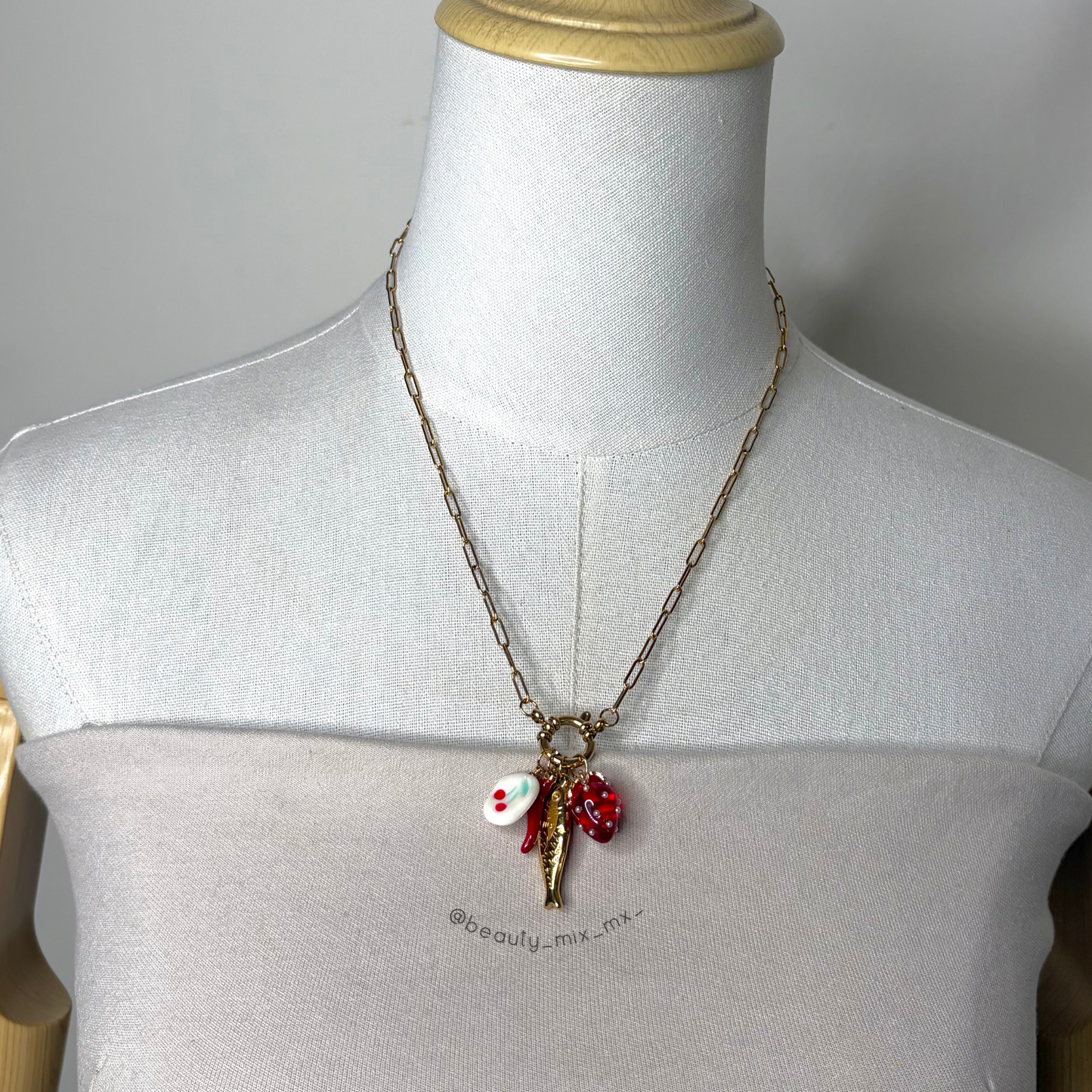 Collar 48 Dorado con Dijes