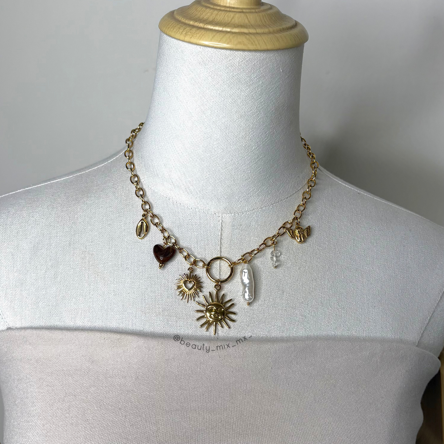 Collar 50 Dorado con Dijes