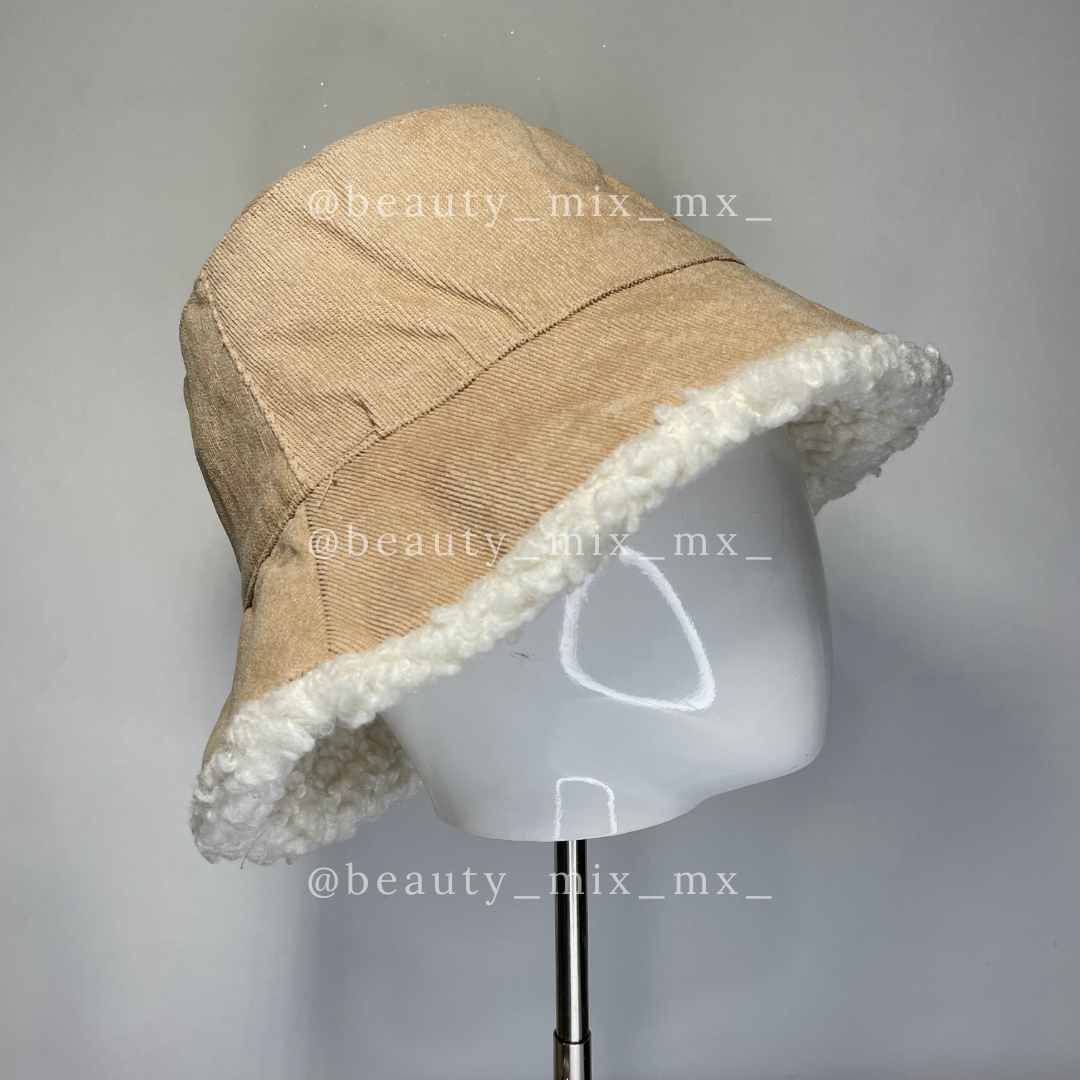 Bucket hat reversible pana/borreguito color beige