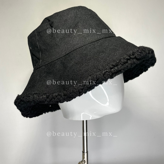 Bucket hat reversible pana/borreguito color negro